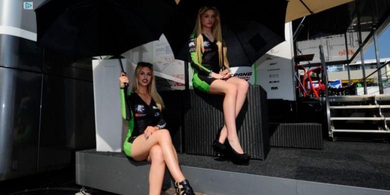 Pesona eksotis gadis payung GP Italia