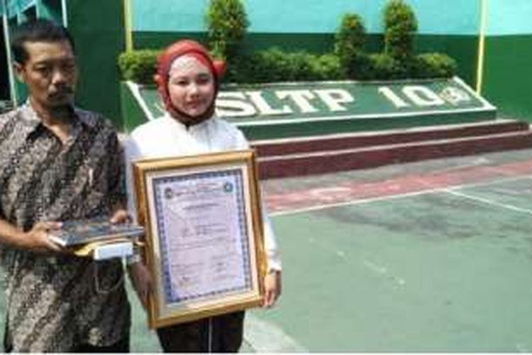 Derra Nur Anggraeni (kanan) bersama sang Ayah Nur Yanto Basuki (kiri), setelah menerima penghargaan dari Dinas Pendidikan Kota Yogyakarta di Aula SMP Negeri 10 Yogyakarta, Sabtu (11/6/2016). 