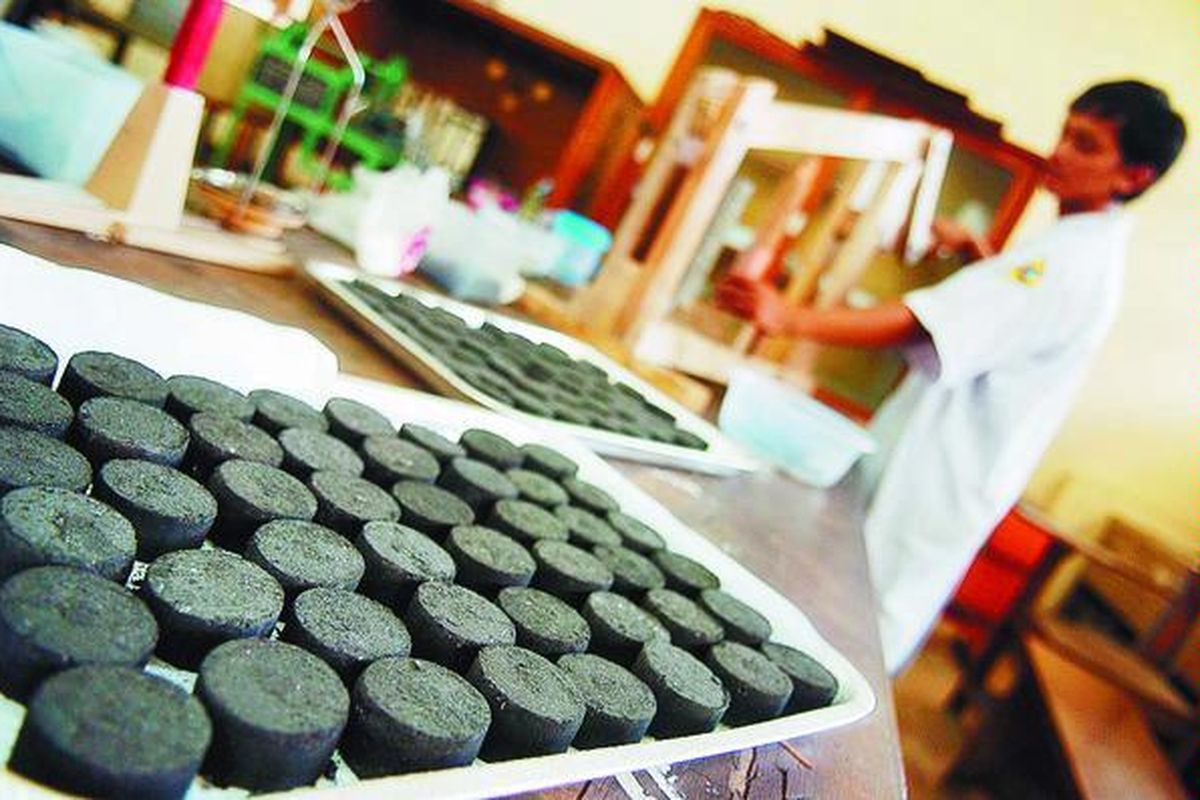 Mahasiswa Jurusan Teknik Kimia Fakultas Teknik Industri Institut Teknologi Nasional Malang, Jawa Timur, membuat briket sampah di laboratorium kampus, Sabtu (26/4), untuk mengatasi semakin mahalnya harga bahan bakar di pasaran. Briket sampah ini memiliki kandungan kalori 3.000 joule hingga 5.000 joule, bisa menyala selama 4 jam. Satu kilogram briket sampah sama dengan 1,5 liter minyak tanah. Briket sampah merupakan bahan bakar terbarukan (renewable resources).  