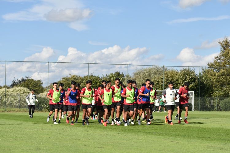 Suasana latihan perdana timnas U17 Indonesia di fasilitas milik klub Bundesliga, Borussia Moenchengladbach, Selasa (19/9/2023). Timnas U17 Indonesia menelan kekalahan pada laga uji coba perdana di Jerman, Rabu (27/9/2023).