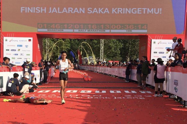 Seorang peserta terkapar usai berhasil mencapai finis Borobudur Marathon 2023 di Taman Lumbini, Kawasan Candi Borobudur, Minggu (19/11/2023).