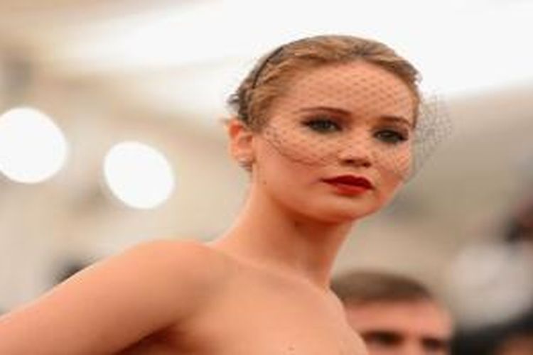Aktris Jennifer Lawrence kenakan tudung wajah yang tengah tren di gelaran karpet merah