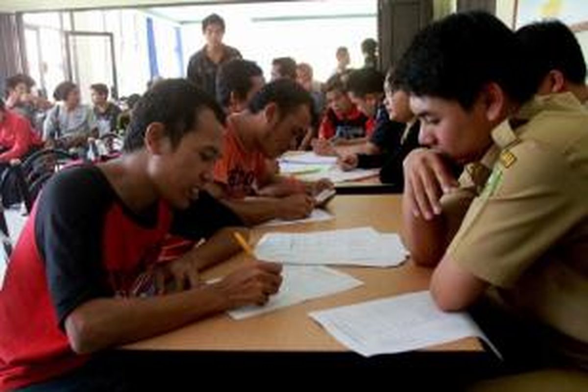 Pendataan TKI yang dipulangkan di ruangan Unit Latihan Kerja Industri (ULKI) saat tiba di perbatasan Entikong, Kabupaten Sanggau, Kalbar, Selasa (8/12/2015).