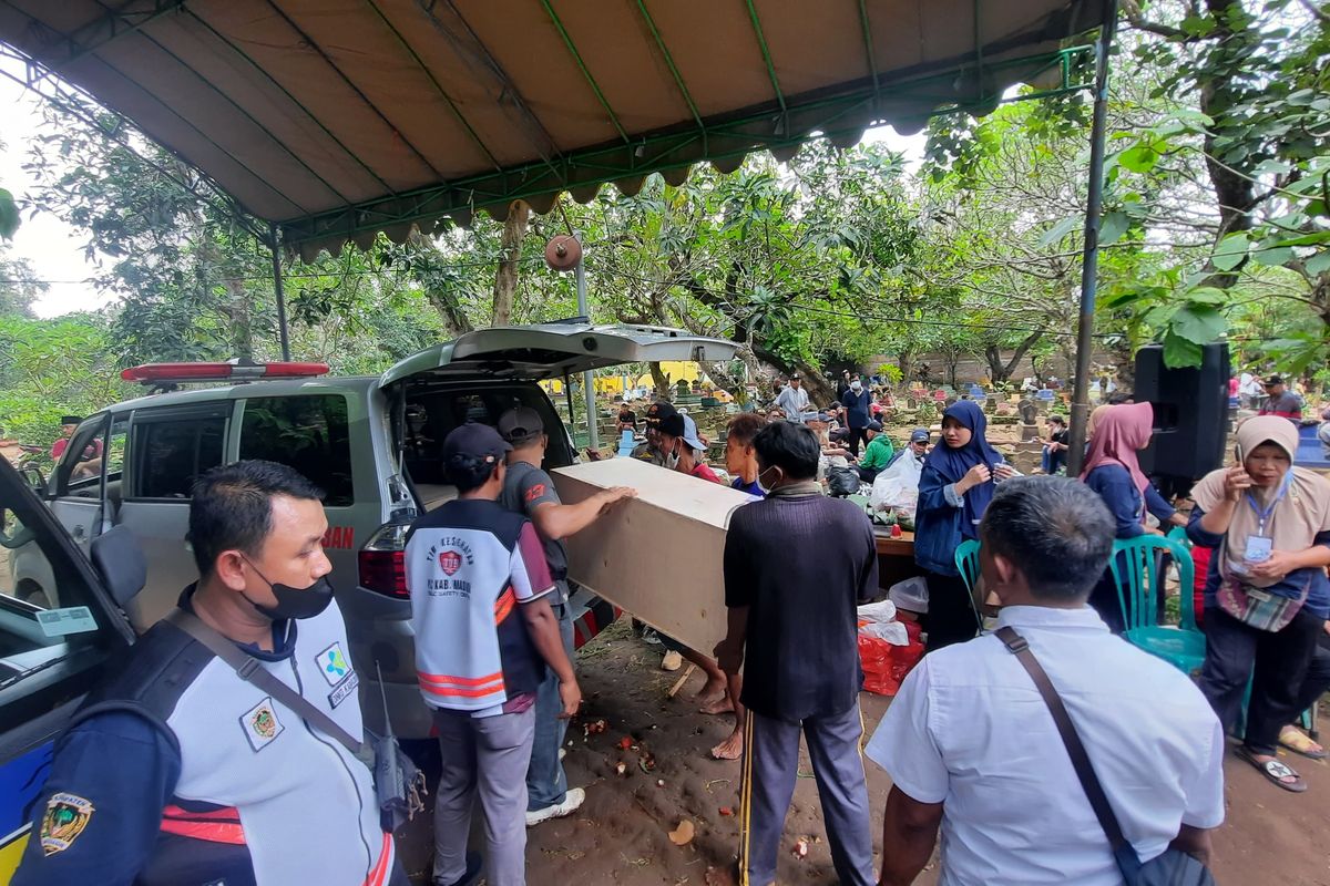 Salah satu jenazah yang dimasukkan dalam peti direlokasi tempat pemakamannya ke tempat baru. Relokasi 99 makam di TPU Kelurahan Krajan, Kecamatan Mejayan, Kabupaten Madiun, Jawa Timur dilakukan setelah tanah area TPU di keluarahan tersebut longsor diterjang banjir akibat hujan deras.