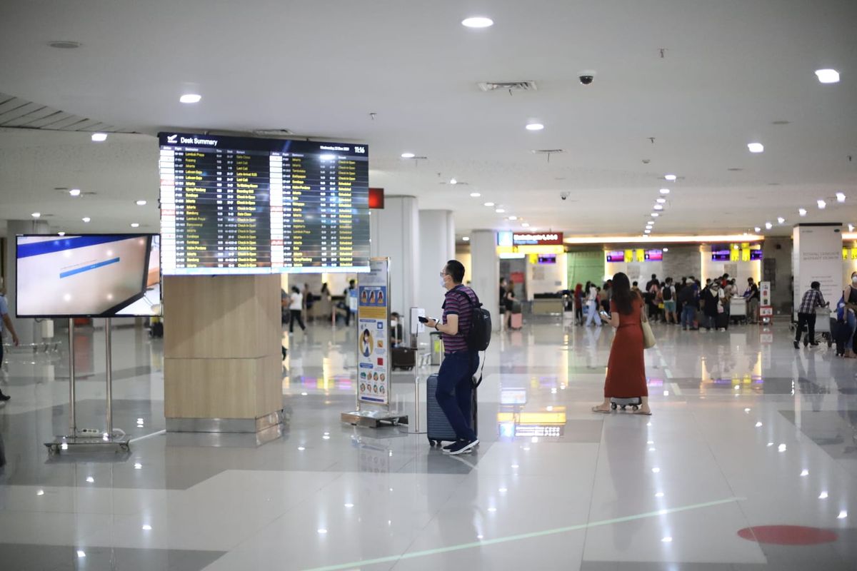 Some passengers in I Gusti Ngurah Rai International Airport in Bali.  