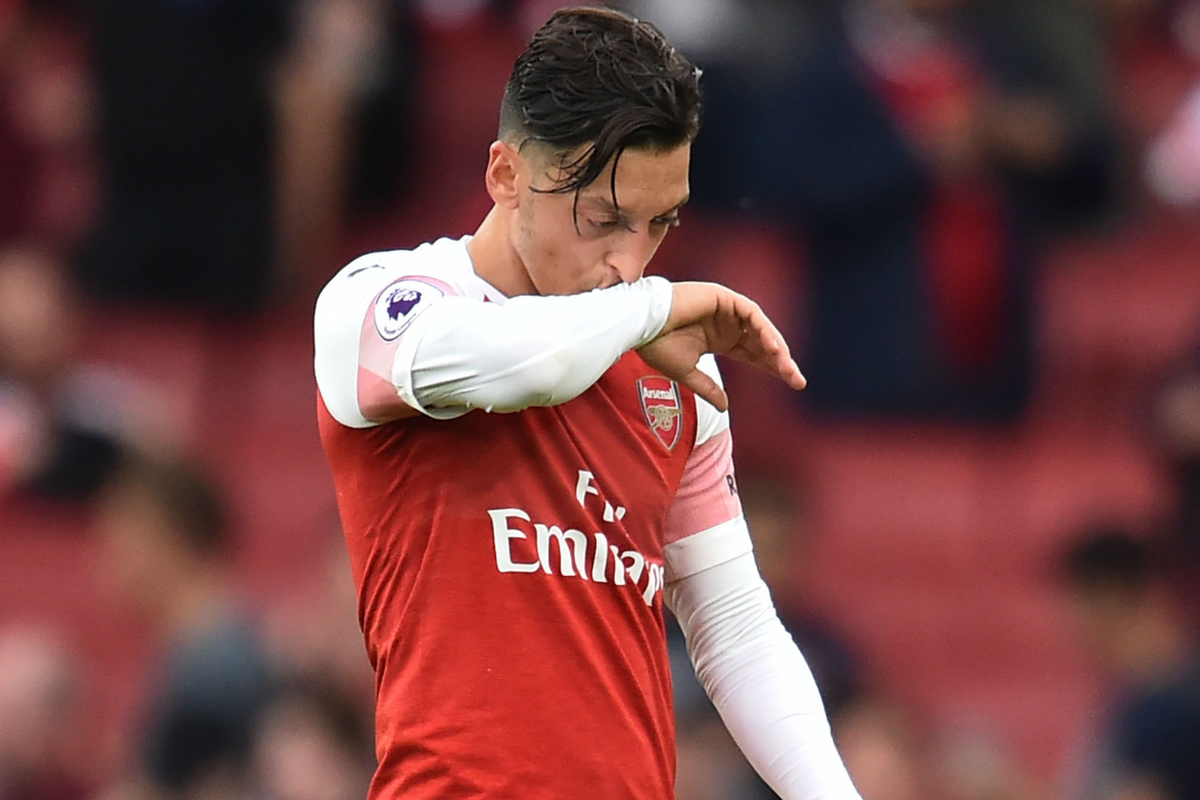 Ekspresi Mesut Ozil usai dikalahkan Everton pada hari Minggu (7/4/2019)