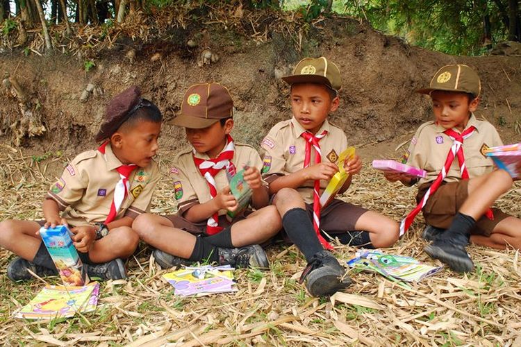 Sejumlah anak-anak Alusi Tao Toba mengikuti kegiatan Jambore Anak Berbagi Rasa (JAMBAR), di Sopo Belajar Janji Maria, di Desa Parbaba Dolok, Kecamatan Pangururan, Kabupaten Samosir, Sabtu (22/7/2017).