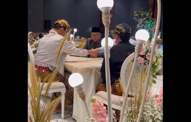 Bidik layar video akad nikah Faridz Kyab dan Anestasya Ayu Widyadana. Pasangan ini menjadikan tiket konser Coldplay sebagai mahar saat menikah pada Minggu (21/5/2023) di Bekasi, Jawa Barat.