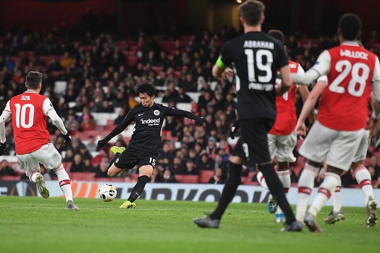 Gelandang Frankfurt asal Jepang Daichi Kamada mencetak gol kedua bagi timnya dalam pertandingan Grup F Liga Europa antara Arsenal vs Eintracht Frankfurt di Stadion Emirates pada 28 November 2019.