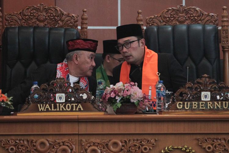 Wali Kota Depok, Mohammad Idris (kiri), Gubernur Jawa Barat, Ridwan Kamil saat menghadiri Rapat Paripurna DPRD Kota Depok, Kamis (27/4/2023). Rapat paripurna ini dalam rangka memperingati HUT Ke-24 Kota Depok.