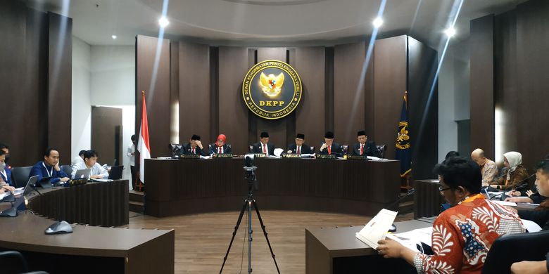Dewan Kehormatan Penyelenggara Pemilu (DKPP) menggelar sidang pemeriksaan dugaan pelanggaran Kode Etik Penyelenggara Pemilu (KEPP) yang melibatkan anggota KPU RI Idham Holik dan 9 anggota KPU daerah besok, Rabu (8/2/2023), pukul 10.00 di Jakarta.