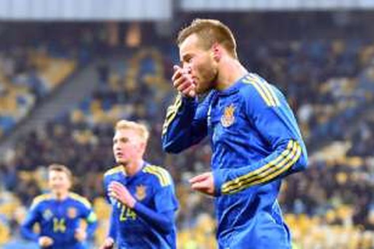 Andriy Yarmolenko merayakan gol Ukraina ke gawang Wales pada laga persahabatan di Kiev, Senin (28/3/2016). 