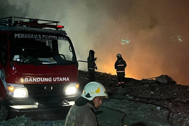 Lahan 2,2 Hektare di Punclut Bandung Terbakar, Asap Tebal Selimuti Pemukiman Warga