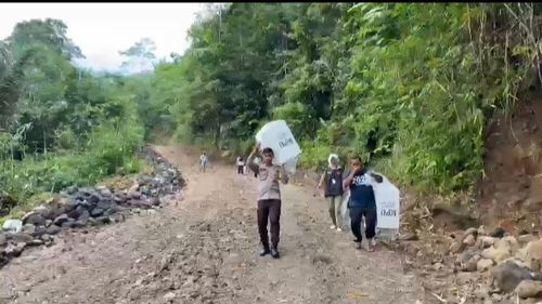Kawal Distribusi Logistik ke Wilayah Terpencil, Polisi di Tidore Jalan Kaki 2 Km