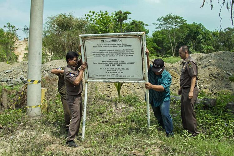 Pemdaprov Jabar melalui Biro Hukum dan Hak Asasi Manusia (HAM) Setda Provinsi Jabar Eni Rohyani saat melakukam penindakan dalam upaya penyelamatan aset lahan Pemda Provinsi Jabar di Gunung Sembung, Kab. Purwakarta, Rabu (20/11/2019).