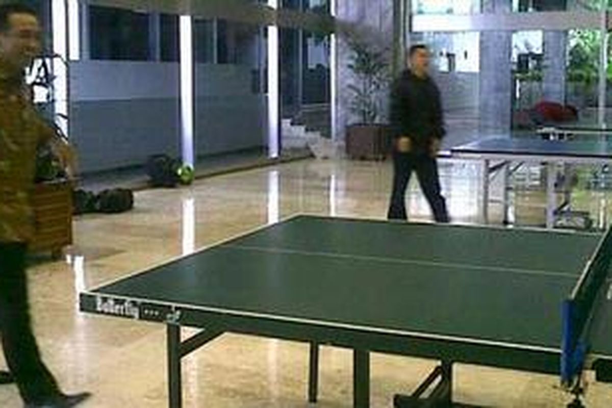 Meski masih berpakaian resmi, Anggota DPR RI Teguh Juwarno tak segan-segan ikut bermain tenis meja bersama staf dan jurnalis.