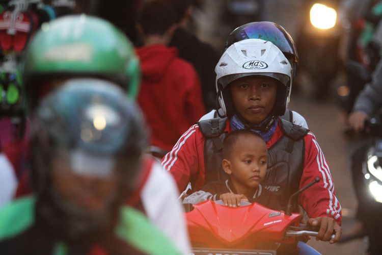 Suasana jalan yang dipadati pengendara motor di kawasan Pasar Minggu, Jakarta Selatan, Rabu (15/1/2020). Menghindari kemacetan di jalan raya Lenteng Agung, imbasnya jalan tersebut juga macet.