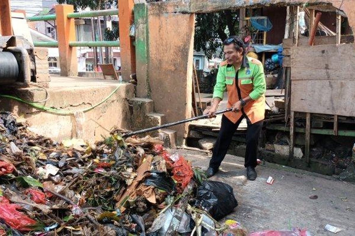 Timbunan ikan mati di aliran Kali Baru yang sudah diangkut warga, Kramat Jati, Jakarta Timur, Senin (11/7/2022). 