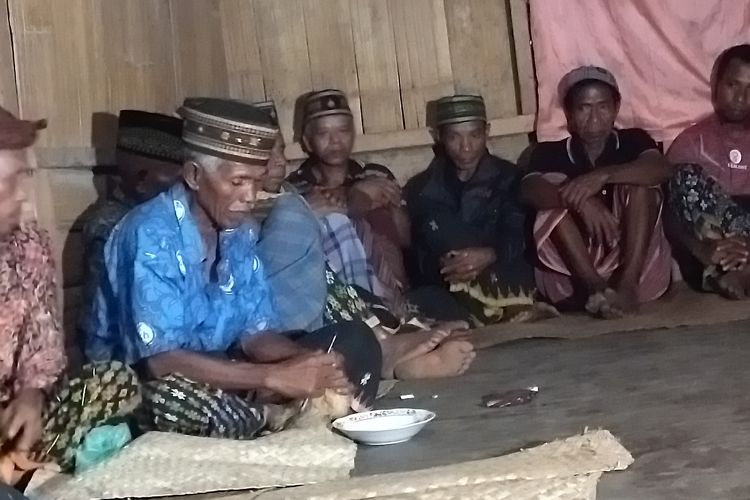 Orang Manggarai, NTT memiliki warisan budaya dari para leluhur yakni tradisi Wee Mbaru untuk rumah ditempati oleh pemiliknya sesudsh dibangun,, Selasa, (5/7/2022). (KOMPAS.com/MARKUS MAKUR)