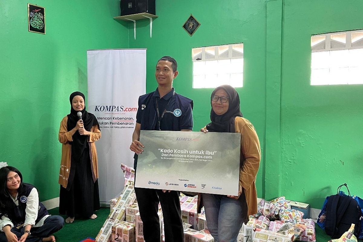 Pembaca Kompas.com Berikan Kado Cinta untuk Ibu Penganyam di Bogor