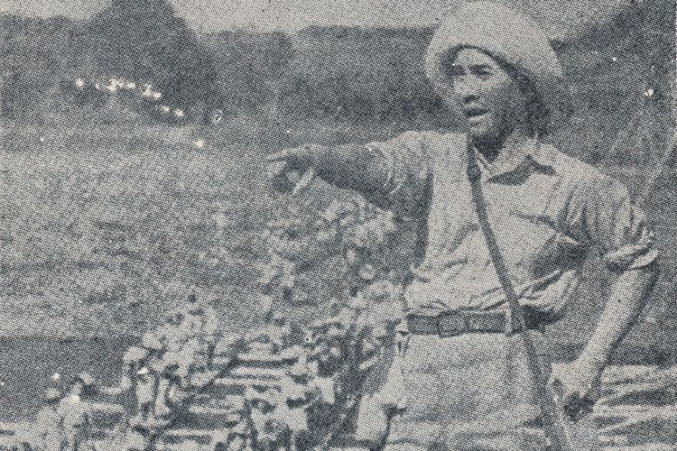 Soekarno sedang berbicara dengan para romusha tahun 1944.