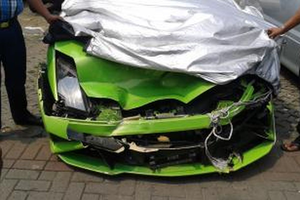 Mobil Lamborghini milik Hotman Paris Hutapea ringsek setelah kecelakaan, Minggu (5/10/2014)