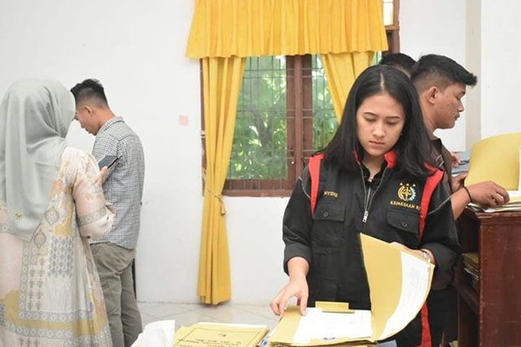 Tim penyidik Kejari Bireuen memeriksa dokumen dalam penggeledahan di Kantor BPRS Kota Juang, Bireuen, Aceh, Kamis (6/7/2023). 