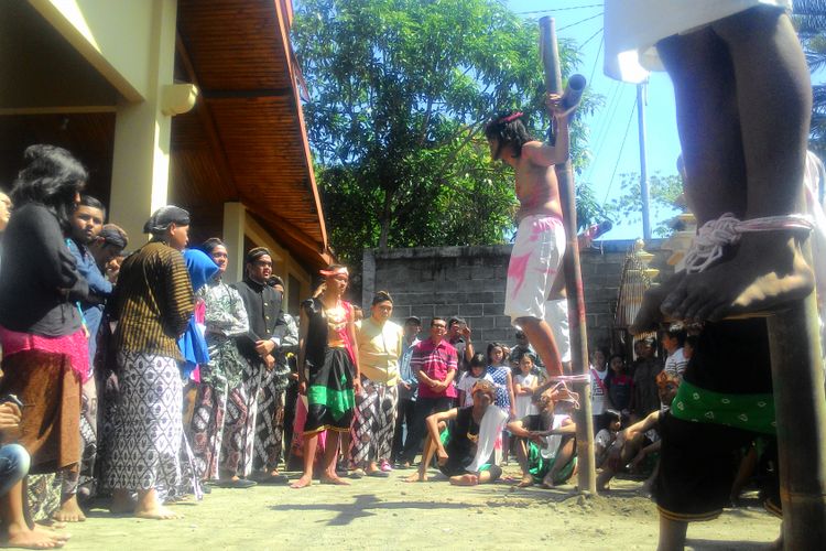 Tablo atau drama tanpa dialog mengadopsi kisah kesengsaraan Yesus atau Isa Almasih di zaman Romawi kuno. Tablo ini dinamai Jalan Salib yang bagi umat Katolik merupakan tradisi mengenang kematian Yesus sebagai bagian dari jalan untuk menyelamatkan umat manusia dari dosa. 