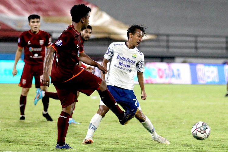 Pemain Persib Bandung Beckham Putra menghalau bola dari pemain Borneo FC pada pertandingan pekan 20 Liga 1 2021-2022 yang berakhir dengan skor 0-1 di Stadion Kapten I Wayan Dipta Gianyar, Selasa (18/1/2021) malam