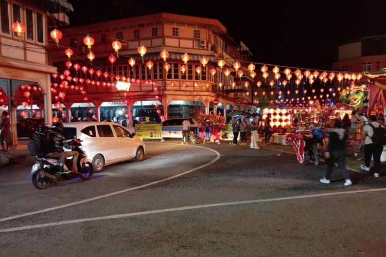 Suasana malam perayaan Cap Go Meh di Singkawang, Kalimantan Barat, Senin (14/02/2022).