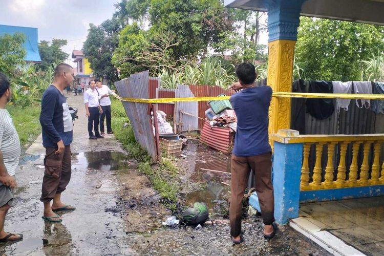 Petugas Kepolisian Sektor Tualang memasang garis polisi dilokasi setelah kebakaran di Jalan Gajah Tunggal, Kelurahan Perawang, Kabupaten Siak, Provinsi Riau, Senin (29/04/2024).