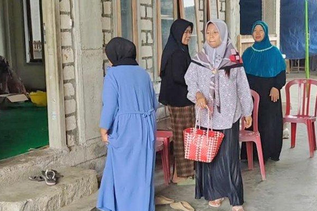 Suasana warga takziah di rumah duka salah satu korban meninggal dunia dalam peristiwa kecelakaan di tol Kendal-Semarang, Sudarmajianto di Desa/Kecamatan Wonodadi, Kabupaten Blitar, Minggu (23/6/2024). 