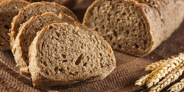 Ilustrasi roti gandum terbuat dari biji gandum utuh. 