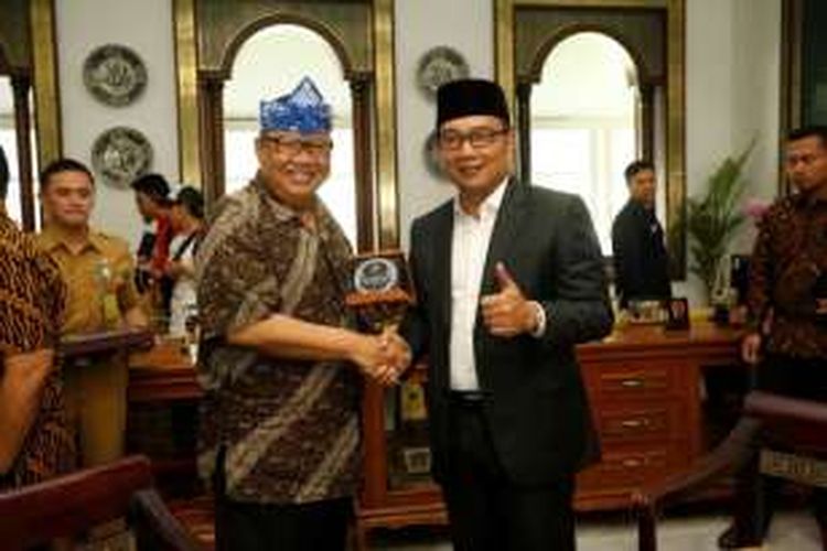 Menteri Koperasi dan UKM AA Gede Ngurah Puspayoga saat bertemu Wali Kota Bandung Ridwan Kamil di Pendopo Kota Bandung, Jalan Dalemkaum, Selasa (23/2/2016).