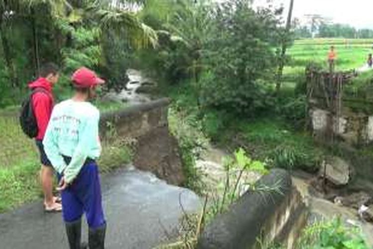 Kondisi jembatan hanyut di Desa Mojosongo, BOyoalli, Jawa Tengah, Kamis (23/6/2016).