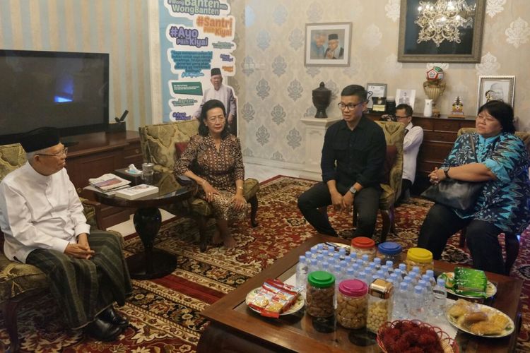 Senator asal Yogyakarta GKR Hemas dan kuasa hukumnya Irmanputra Sidin menemui calon wakil presiden nomor urut 01 Maruf Amin, di Jalan Situbondo, Minggu (27/1/2019). 