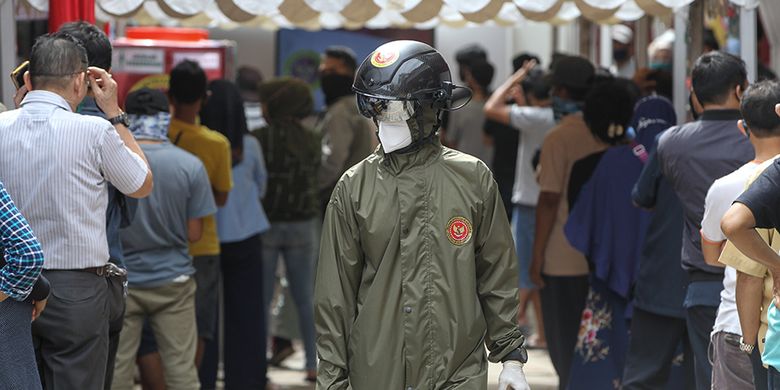 Petugas menggunakan smart helmet thermal untuk mendeteksi suhu tubuh saat rapid test covid-19 massal yang digelar Badan Intelijen Negara di Pasar Bogor, Senin (11/5/2020). Sebanyak 500 orang warga mengikuti rapid test ini guna mencegah penyebaran virus corona.