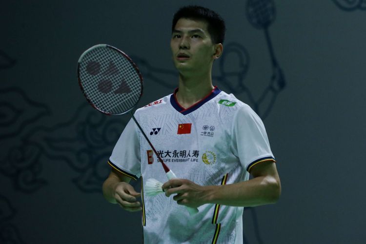 Tunggal putra China, Zhao Jun Peng bertanding melawan tunggal putra Indonesia, Jonatan Christie pada babak 16 besar di Istora Senayan, Jakarta, Kamis (16/6/2022).
Zhao Jun Peng melaju ke babak perempat final Indonesia Open 2022 usai menang rubber game dengan skor 21-12, 18-21, dan 21-14.