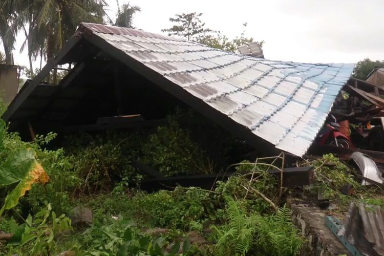 Angin puting beliung yan menerjang kawasan Polewali Mandar pada Jumat (16/12/2022) selama 60 detik, merusak belasan rumah dan membuat jaringan listrik terputus.
