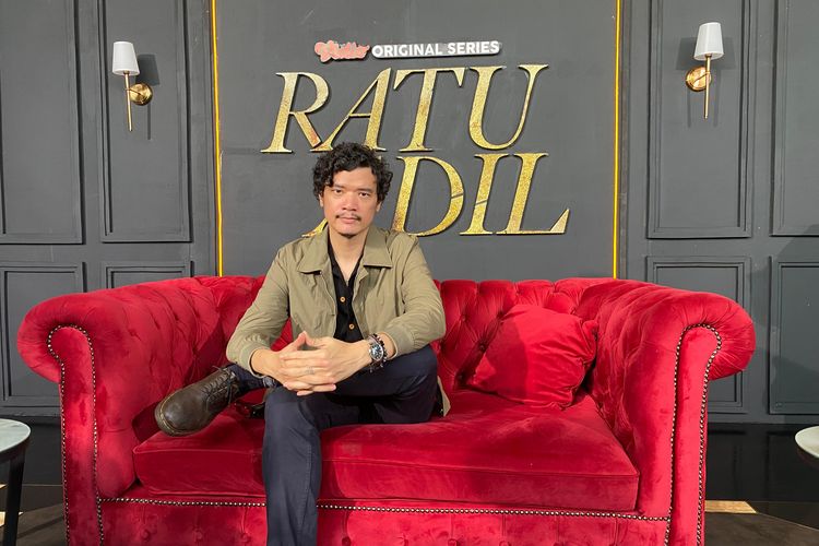 Sebagai produser Timo Tjahjanto memiliki alasan tersendiri mempercayakan serial Ratu Adil kepada duet sutradara Tommy Dewo dan Ginanti Rona.