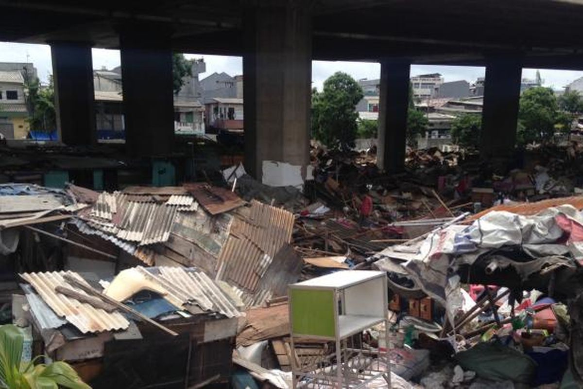 Suasana warga berkemas di permukiman yang berada di bawah kolong tol Pluit, seberang Kalijodo, Rabu (2/3/2016). 





