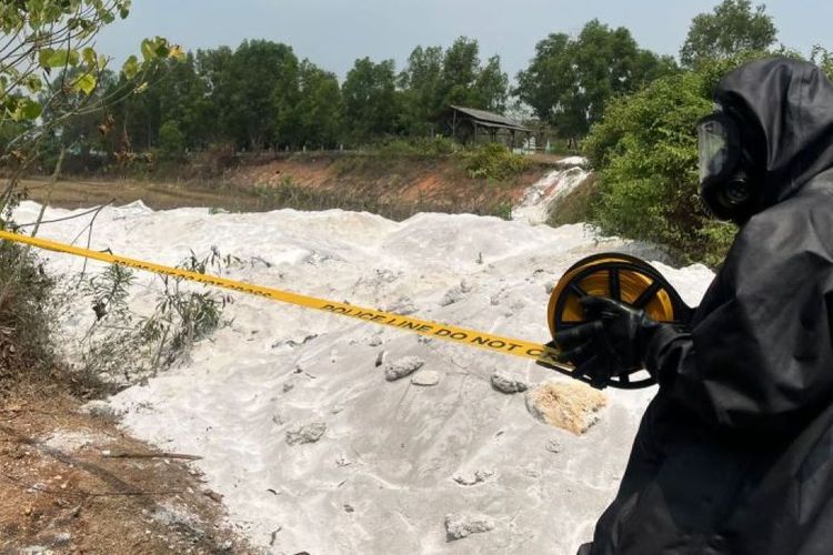 Temuan Potasium-40 di Sawah Cikande, KBR Brimob Polda Banten Ambil Sampel Uji Dugaan Limbah B3