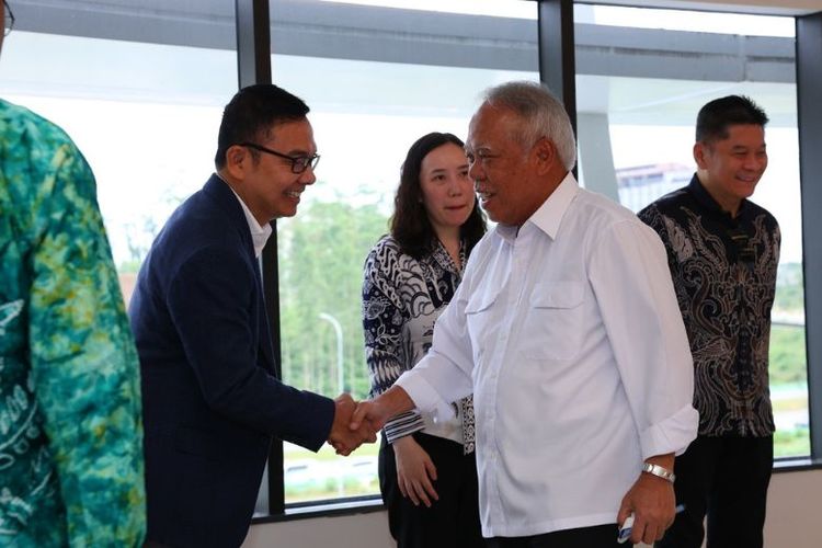 Chief Executive Officer (CEO) PT Kraton Group Antoni Silitonga berjabat tangan dengan Kepala Otorita IKN Basuki Hadimuljono di Kantor Otorita IKN, Kota Balikpapan, Kalimantan Timur (Kaltim), Rabu (21/5/2025).