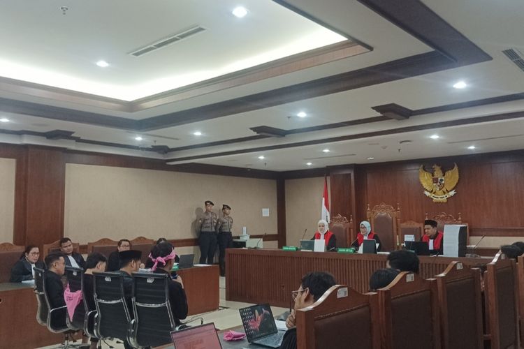 Sidang Perdana Delpedro Cs Sempat Memanas, Kuasa Hukum Protes Kehadiran Polisi