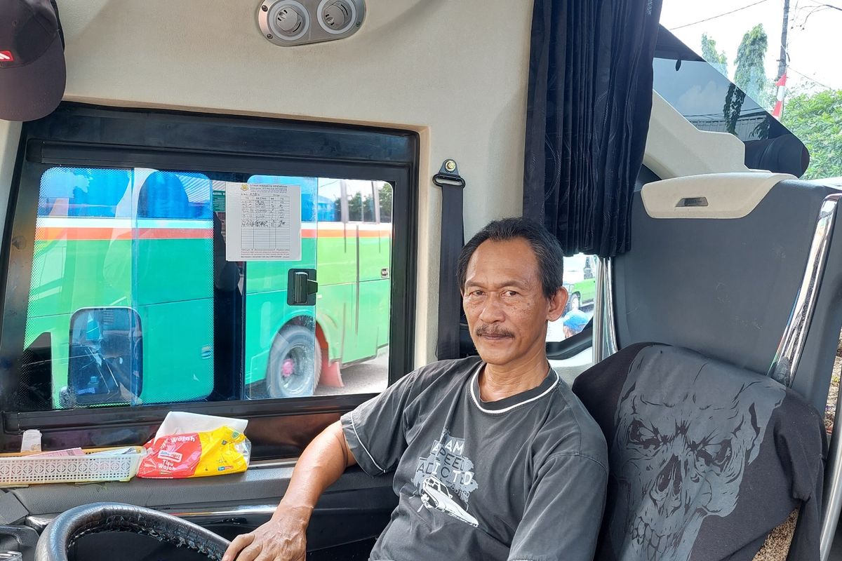 Kuncoro (57) sopir bus PO Sinar Jaya sudah 12 tahun mengantar penumpang dari Jakarta ke Jawa Tengah.