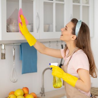 Ilustrasi membersihkan kitchen set, membersihkan lemari dapur.