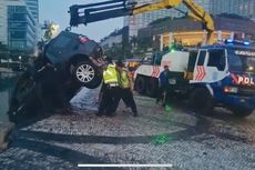 Mobil Land Rover Tercebur ke Kolam Bundaran HI, Polisi: Sopir Diduga Mabuk