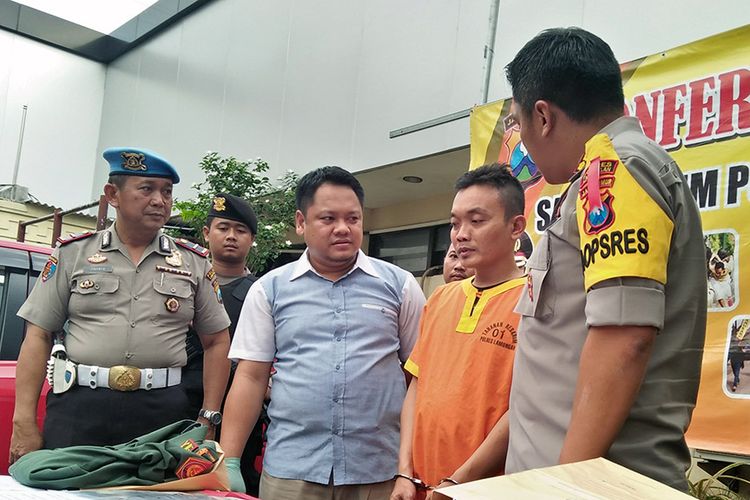 SNR alias Y (tengah), saat ditanya oleh Kapolres Lamongan AKBP Feby DP Hutagalung terkait penipuan yang dilakukannya, rabu (19/12/2018). 