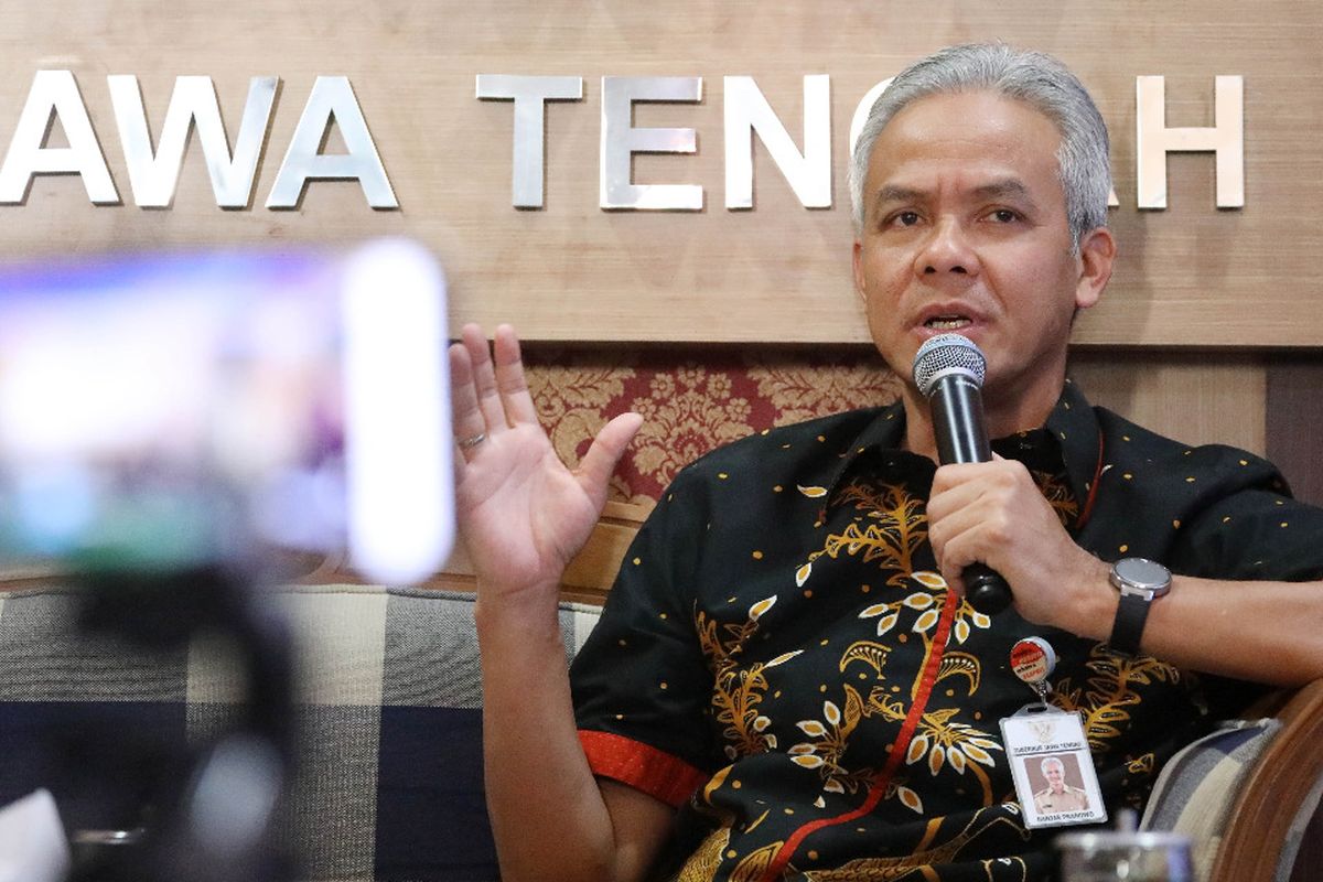 Gubernur Jawa Tengah Ganjar Pranowo saat dialog bersama Ombudsman di kantor Persatuan Wartawan Indonesia (PWI), Semarang, Rabu (14/8/2019) 