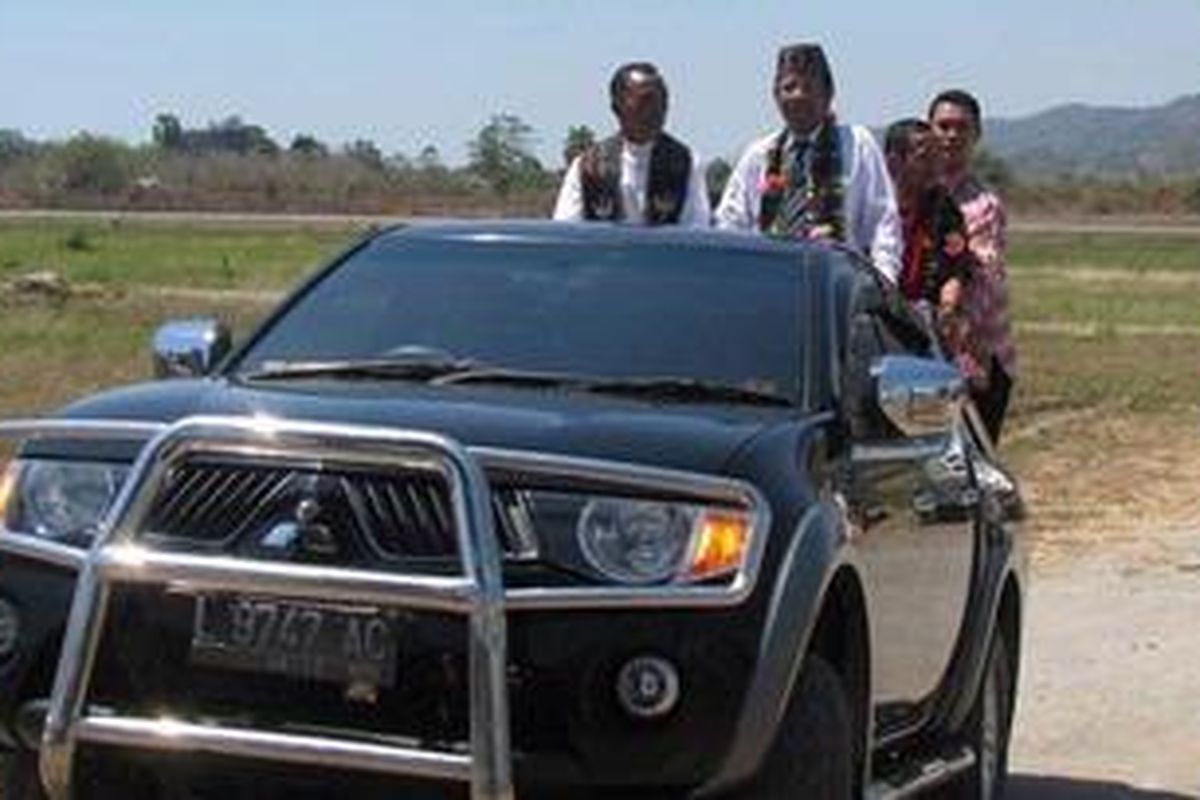 Ketua Mahkamah Konstitusi Republik Indonesia Prof DR Moh Mahfud MD diarak dengan menggunakan mobil dari Bandara Udara Komodo, Rabu (22/8/2012) untuk mengelilingi Kota Labuan Bajo sebelum ke Pulau Rinca untuk melihat kadal raksasa Komodo.